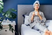 Eine Frau macht self-care Eine Frau macht self-care
